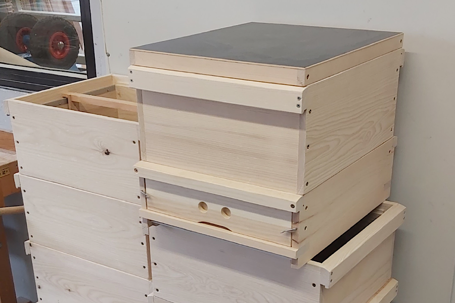 Berufsfachschüler bauen im Fachbereich Holztechnik Bienenkästen