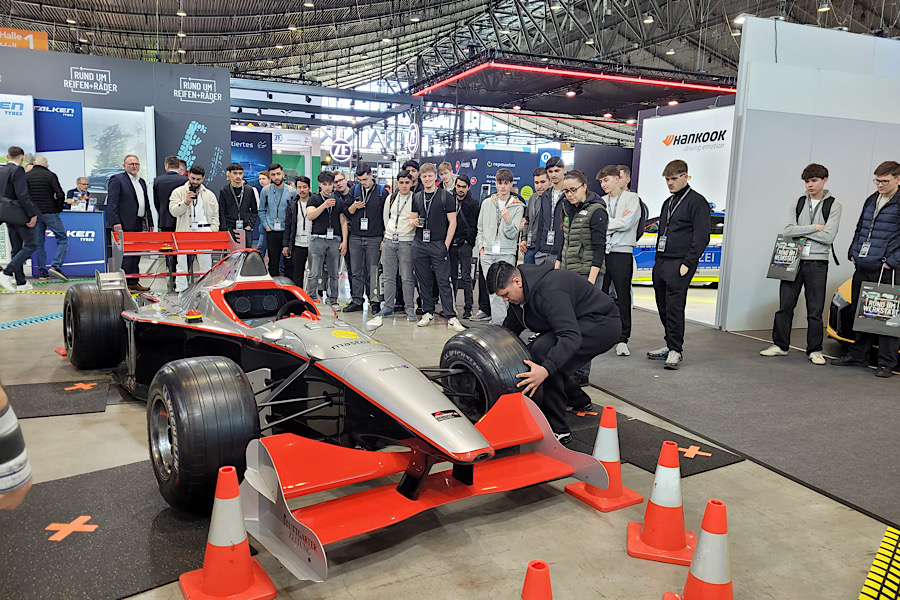 Kfz-Mechatroniker-Azubis: Besuch der WM-Werkstattmesse in Stuttgart